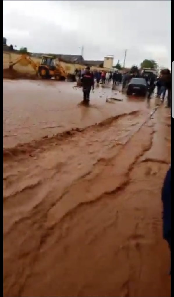 بالفيديو.. الأمطار تُغرق فاس وتحاصر مجموعة أشخاص