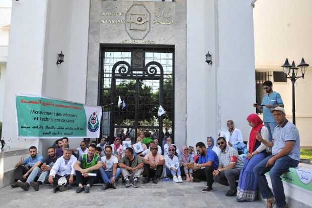 بداو بإضراب.. حركة الممرضين تعتصم في باب وزارة الصحة (صور)