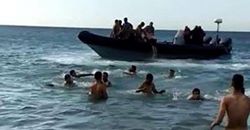 حقيقة فيديو الحراكة.. إسبان يُهجرون مغاربة من شاطئ ضواحي طنجة