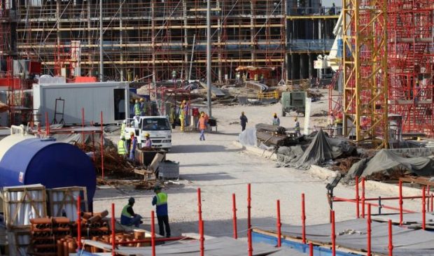 باي باي نظام الكفيل.. قطر تلغي تصاريح الخروج للعمال الأجانب