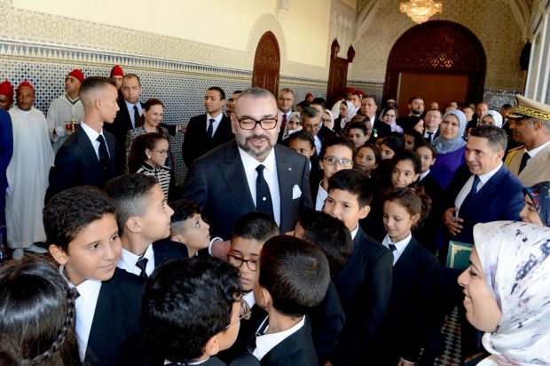 استقبل تلاميذ ووشح أساتذة.. رسائل الملك إلى المدرسة ورجال التعليم