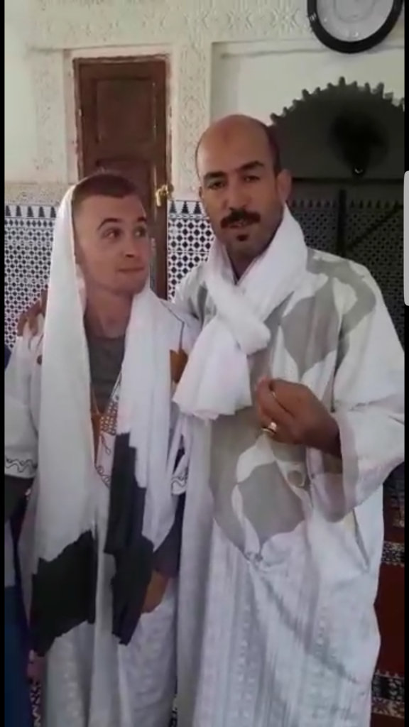 بالفيديو.. سائح بريطاني يعتنق الإسلام في مسجد مرزوكة