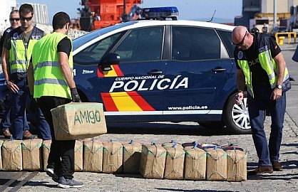 أسلحة ومراكب ومخدرات.. أمن إسبانيا يفكك شبكة لتهريب المخدرات من المغرب