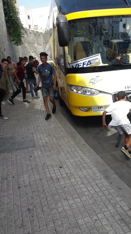 باغيين يحركوا.. قاصرون يحاولون التسلل إلى حافلات السياح في تطوان (صور)