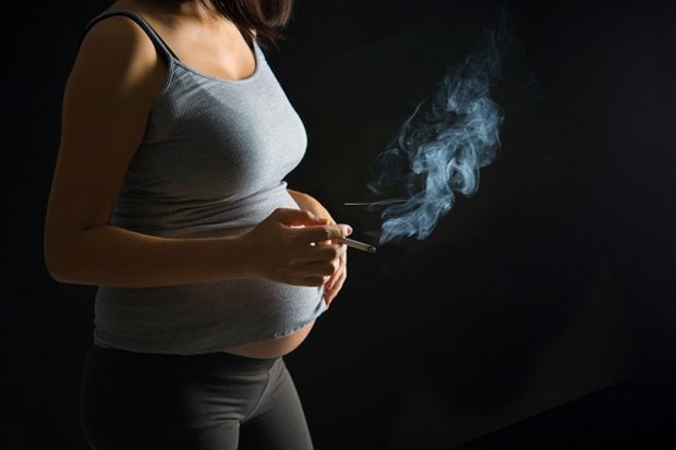دراسة: تدخين الحامل يسرع بلوغ طفلها ويضره!