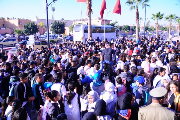 تلاميذ في مراكش: لا ساعة لا والو العثماني يمشي فحالو! (صور)