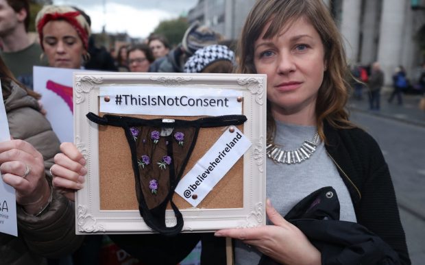 بالصور من إيرلندا.. نساء يحملن ملابس داخلية احتجاجا على تبرئة مهتم بالاغتصاب!