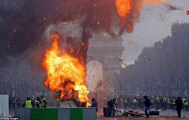 بالصور من فرنسا.. احتجاجات “السترات الصفراء” تدخل أسبوعها الثالث