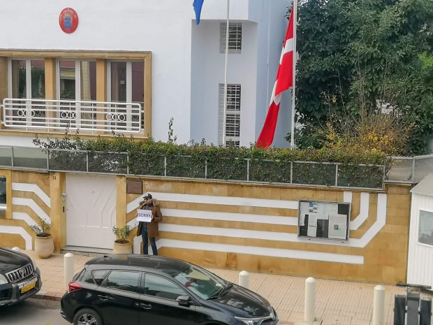 أمام القنصلية الدانماركية.. مغربي يقدم اعتذاره على جريمة شامهروش! (صور)