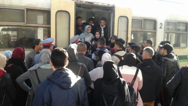 بعد تدخل السلطات.. إخلاء سكة القطار من المحتجين في محطة بوسكورة