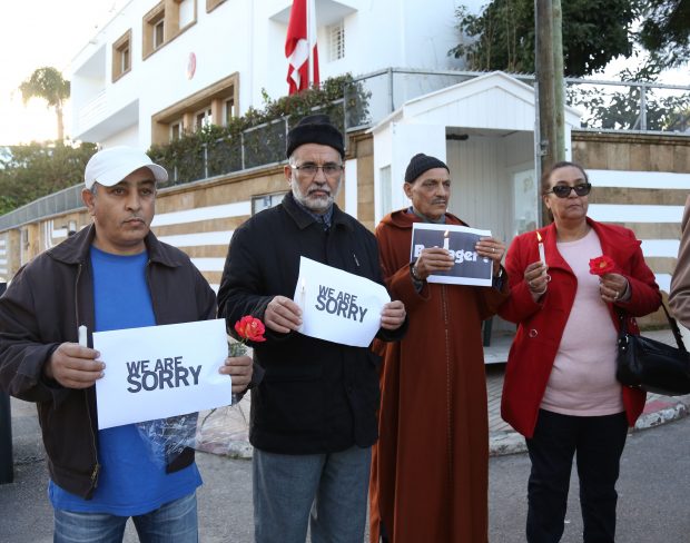 بالصور من أمام سفارة الدانمارك في الرباط.. مغاربة يرفعون شعار “نحن أسفون”