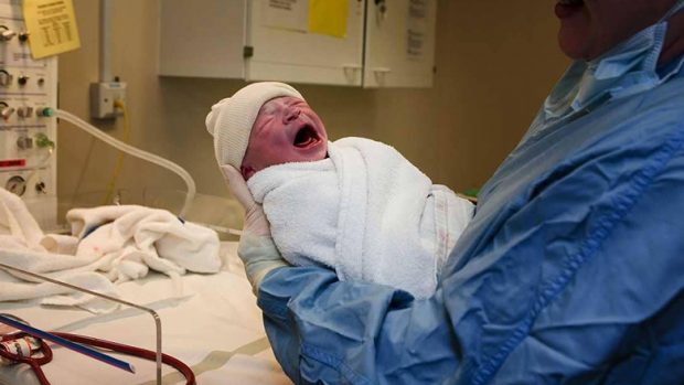 الطب فين وصل.. ولادة أول طفل من رحم متبرعة متوفية