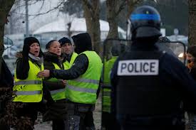 السترات الصفراء في باريس.. احتجاجات أقل واعتقالات أقل