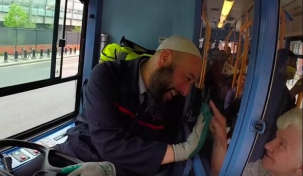 بفضل ابتسامته.. مغربي يحصل على لقب “ألطف سائق حافلة” في لندن (فيديو)