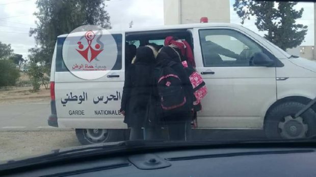 تونس.. سيارة للحرس الوطني تنقل التلاميذ إلى المدرسة