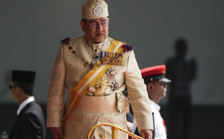 ماليزيا.. الملك محمد الخامس يتنازل عن العرش!!