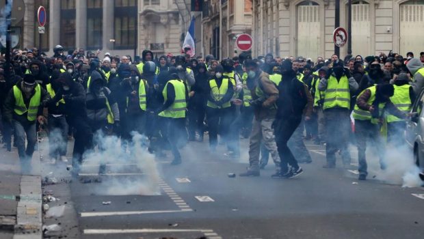 للسبت الحادي عشر على التوالي.. “السترات الصفراء” يحتجون في شوارع باريس