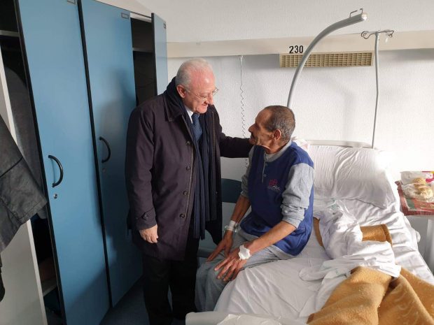 إيطاليا.. رئيس جهة يزور بائعا متجولا مغربيا في المستشفى للاطمنان على صحته