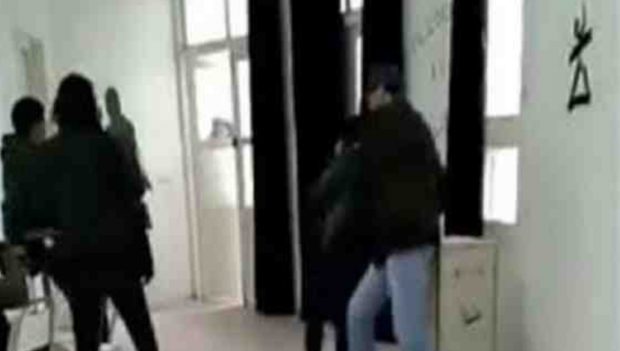 بالفيديو من تونس.. أستاذ يعتدي على تلميذة بطريقة هستيرية