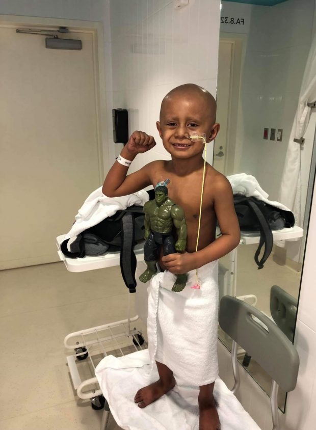 على أنغام مايكل جاكسون.. طفل يهزم السرطان ويحتفل بآخر حصة للعلاج (صور وفيديو) 