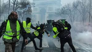 شعلات فباريس ثاني.. صدامات عنيفة بين السترات الصفراء والشرطة