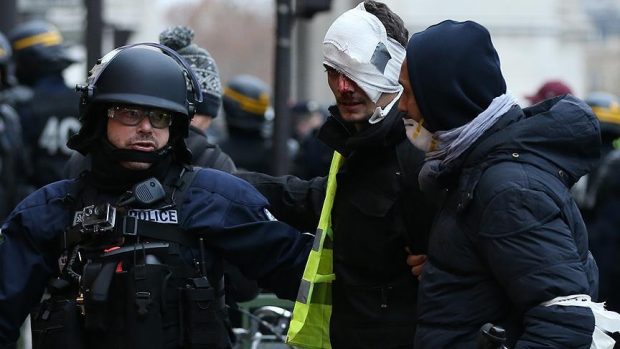وزير الداخلية الفرنسي: استخدام السلاح ضد المتظاهرين ضروري للحفاظ على الأمن العام