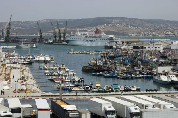 ميناء طنجة المتوسط.. حجز كمية من الشيرا في شحنة بنزين