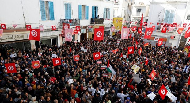 بسبب رفض الحكومة الزيادة في الأجور.. إضراب عام يشل تونس