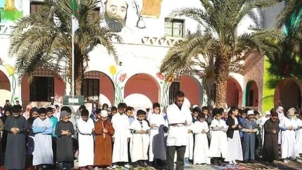 بالصور من الجزائر.. الأساتذة يردون على الوزيرة “مانعة” الصلاة!!