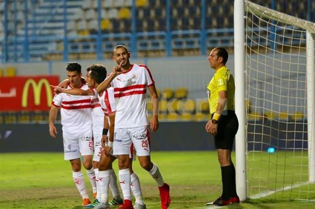 ما معاهش الضحك.. خالد بوطيب يستغل خطأ الحارس ويسجل أول أهدافه في الدوري المصري (فيديو)