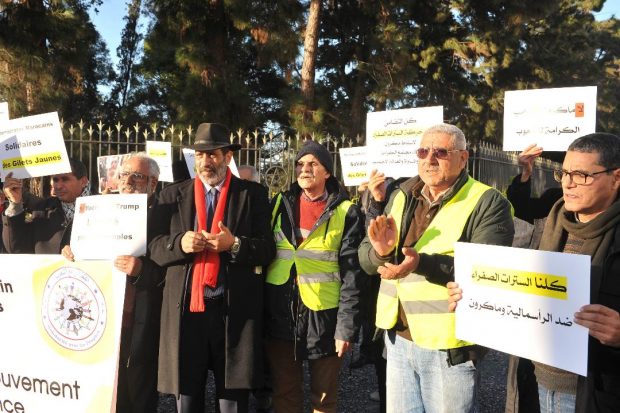 أمام السفارة الفرنسية.. مغاربة يتضامنون مع أصحاب “السترات الصفراء” (صور)