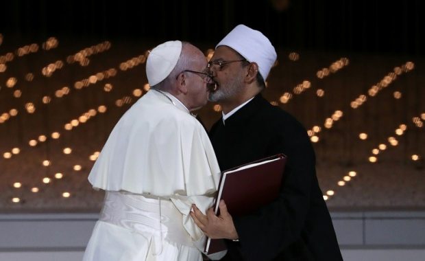 بسبب قبلة.. صورة لشيخ الأزهر والبابا فرنسيس تثير الجدل