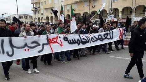 الجزائر.. اعتقالات في صفوف المتظاهرين ضد الولاية الخامسة لبوتفليقة 