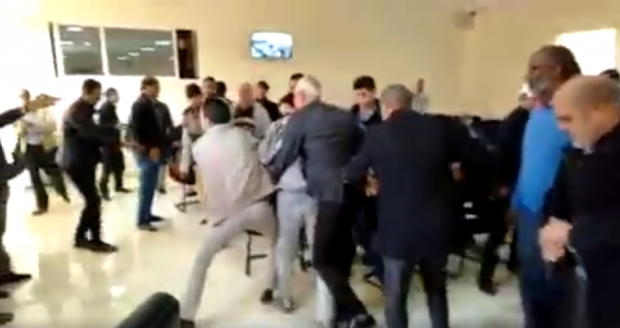 بالفيديو من تزنيت.. رجل اقتحم اجتماع المجلس الجماعي وحاول حرق نفسه!