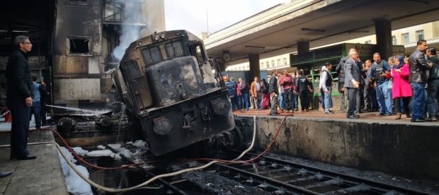 السلطات المصرية: صراع بين سائقي قاطرتين هو سبب اندلاع النيران في القطار