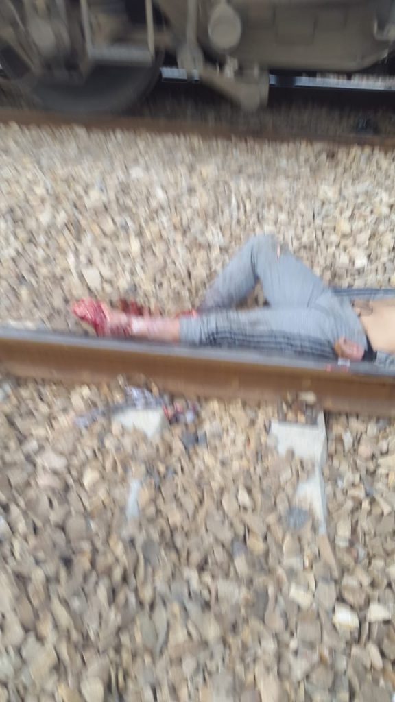بالصور من كازا.. مشهد مُرعب لشاب فقد رجليه على سكة القطار