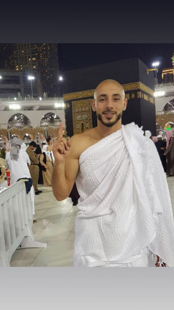 بالفيديو.. أمرابط وزوجته يحتفلان في مكة المكرمة