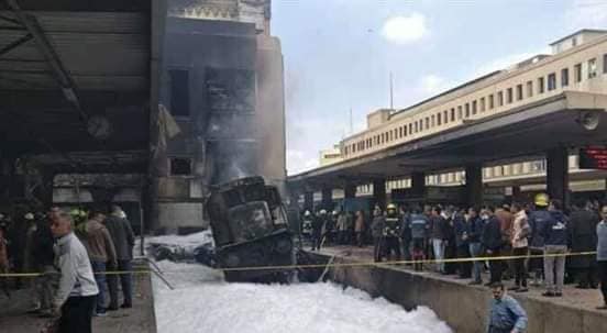 بالصور من مصر.. 7 قتلى في حريق وحادثة اصطدام في محطة قطارات في القاهرة