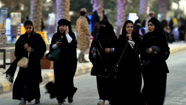 خلق الجدل.. السعودية تدافع عن تطبيق هاتفي يتيح للرجال مراقبة تحركات النساء