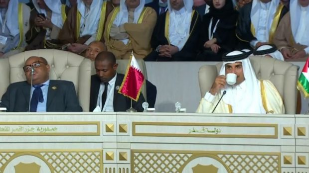 احتجاجات خارجها.. أمير قطر يغادر قمة تونس!