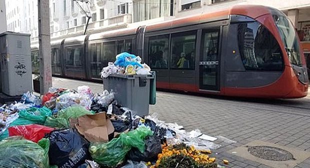 كازا.. عمال النظافة يهددون بإغراق المدينة بالأزبال