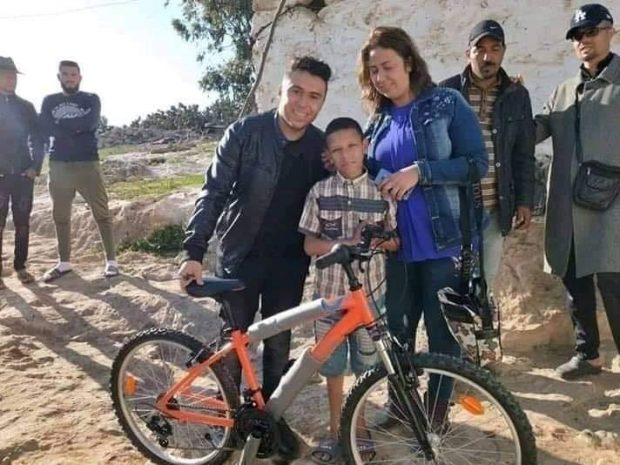 شرا ليه بيكالا.. زكرياء الغافولي يلتقي الطفل يونس صاحب عبارة “بيكالتي” (فيديو)