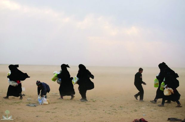 زوجات قياديين في تنظيم داعش.. نقل مغربيات من مخيمات اللاجئين في سوريا إلى مراكز الاعتقال