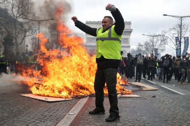 أعمال عنف وحرق واشتباكات مع الأمن.. فرنسا تشتعل (صور)