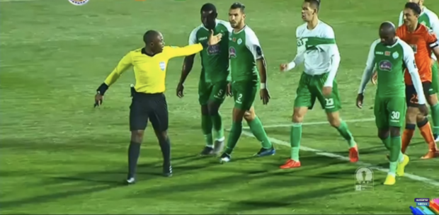 باقي صغير وعندو خبرة قليلة.. معلومات مثيرة عن الحكم الكاميروني اللي زبّلها فماتش بركان والرجاء
