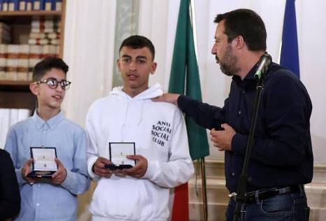 تقديرا لشجاعته.. وزير الداخلية الإيطالي يمنح الجنسية لطالب مغربي