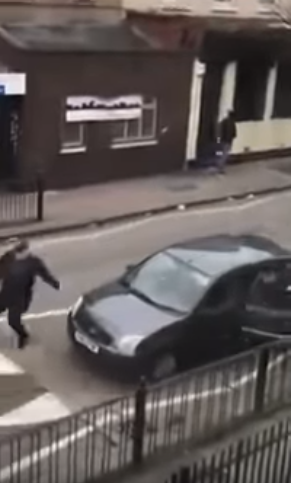 بعد مذبحة نيوزيلندا.. اعتداء بالمطارق والعصي على مسلمين في بريطانيا! (فيديو)