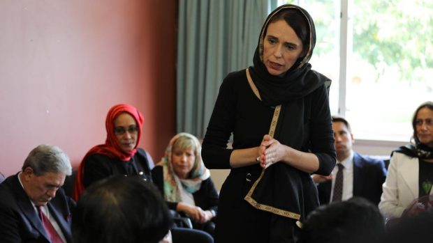بالصور والفيديو.. رئيسة وزراء نيوزيلندا تتحجب احتراما للمسلمين ضحايا مجزرة المسجدين