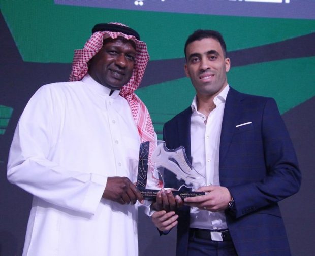 حمد الله بعد تتويجه: أمرابط وليندر تاوامبا يستحقان جائزة الحذاء الذهبي ولكن تصويت الجمهور كان لهم رأي آخر