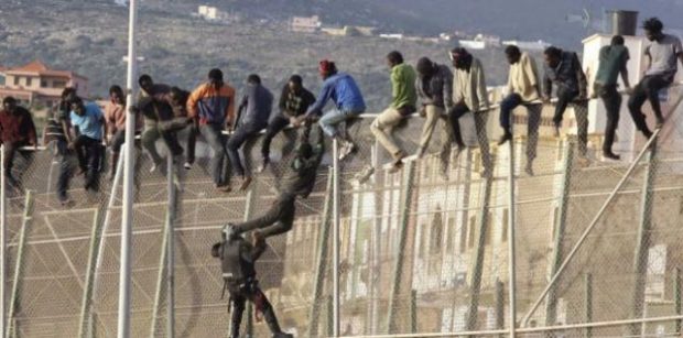 الناظور.. مهاجرين من إفريقيا جنوب الصحراء يقدمون على اقتحام السياج الفاصل عن مدينة مليلية المحتلة